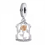 Ce charm pour bracelet en argent 925 représentant une cloche abritant une rose dorée épanouie avec feuilles ajourées, pavée de strass pour illuminer le conte d'amour éternel. La base ronde pavée diamants gravée « S925 » s'intègre aux bracelets modulaires.

Caractéristiques :

Matière : Argent 925 (S925)
Design : Dôme glass filigrané renfermant rose, volutes florales et bordure cristaux, sur support rond pavé.
Style : Enchanté et féerique