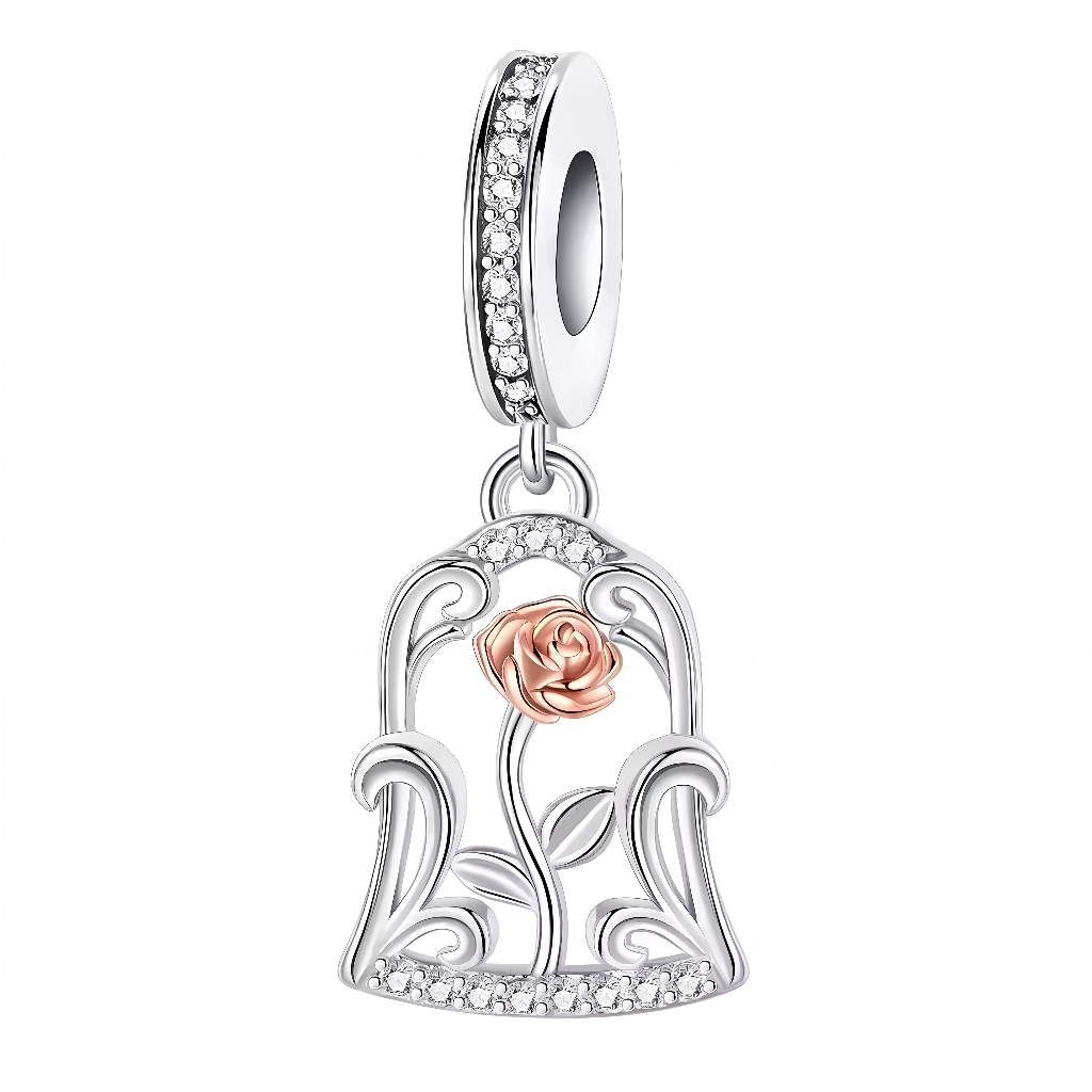 Ce charm pendentif en argent 925 reproduit une cloche à rose, avec une rose rose dorée épanouie au centre, entourée de volutes ajourées et pavée de strass pour un effet féerique et romantique. La bélière cannelée diamantée offre une suspension gracieuse et magique.

Caractéristiques :

Matière : Argent 925 (S925)
Design : Cloche glass ajourée abritant rose, motifs floraux swirlés et bordure pavée cristaux, sur anneau pavé.
Style : Conte de fées et romantique, parfait pour fans de contes d'amour ou personnal