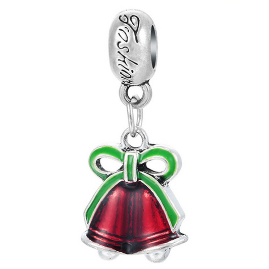 Apportez une touche festive et élégante à votre collection avec ce charm Cloche de Noël Argentée. Confectionné en métal argenté poli et délicatement orné de détails ciselés, ce charm capture la beauté d'une cloche de Noël, symbole de célébration et de joie hivernale. Sa finition brillante et ses courbes douces évoquent l'esprit enchanteur des fêtes, idéal pour ceux qui souhaitent ajouter un peu de magie de Noël à leur poignet. Compatible avec les bracelets Pandora, ce charm apportera une note classique et r