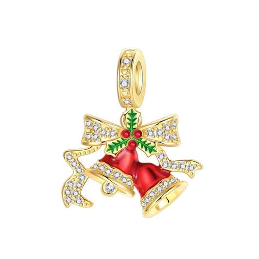 Ajoutez une touche festive et chaleureuse à votre collection avec ce charm Cloches de Noël Dorées. Fabriqué en métal doré avec des détails finement sculptés, ce charm représente une paire de cloches de Noël ornées d’un petit nœud festif, rappelant les mélodies joyeuses de la saison des fêtes. Parfait pour ceux qui aiment la magie de Noël et les accents dorés élégants, ce charm illuminera votre poignet avec une note classique et raffinée. Compatible avec les bracelets Pandora, il apportera un charme intempor