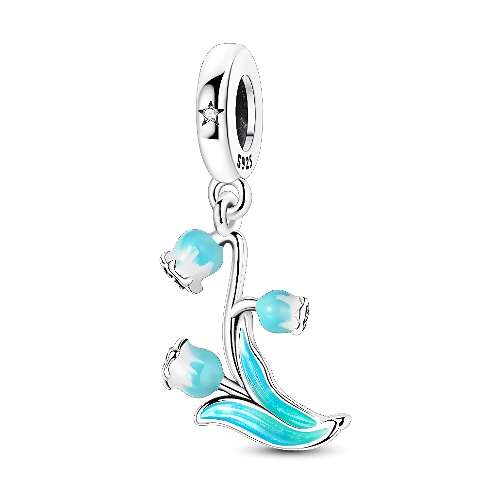 Ce charm pendant en argent 925 représente une délicate tige de clochettes, ornée de trois petites fleurs bleues nacrées inclinées vers le bas comme de vrais bluebells. La tige et les feuilles sont finement dessinées, avec un émail bleu turquoise lumineux sur les feuilles, tandis que la bélière lisse est décorée d’une petite étoile sertie qui ajoute une touche scintillante.

Caractéristiques :

- Matière : Argent 925 avec émail bleu nacré.
- Design : Tige de clochettes pendante, trois fleurs inclinées et feu