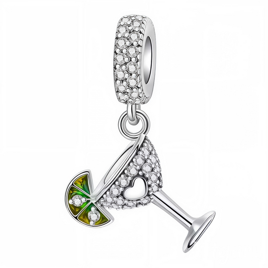 Ajoutez une touche de fête élégante à votre bracelet avec ce charm en forme de verre à cocktail entièrement pavé de cristaux scintillants ! Son design raffiné met en avant un verre décoré d’un cœur ajouré et d’une rondelle de citron vert, elle-même sertie de petits cristaux. La bélière est joliment pavée pour plus de brillance. Idéal pour célébrer l’été ou simplement illuminer ses bijoux d’un éclat festif.