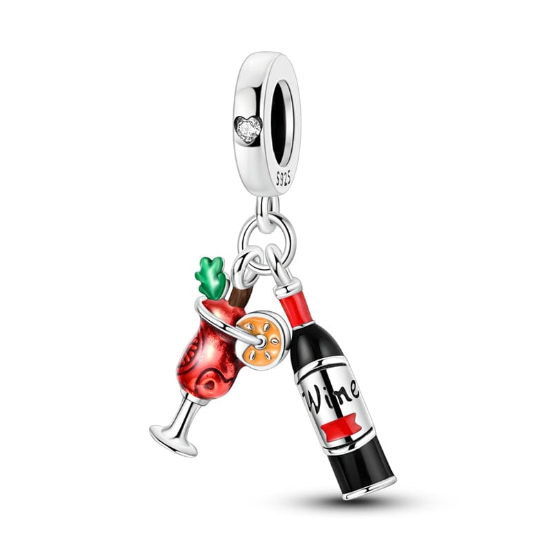 Ce charm plein de bonne humeur réunit deux symboles de fête: un verre de cocktail rouge éclatant avec tranche d’orange détaillée et petite feuille verte, et une bouteille de vin miniature noire et rouge portant l’inscription “Wine”. La bélière S925, ornée d’un petit cœur serti de zircon, apporte une touche élégante pour créer un bijou idéal pour célébrer les apéros entre amis, les soirées dégustation ou tout simplement l’art de vivre épicurien.