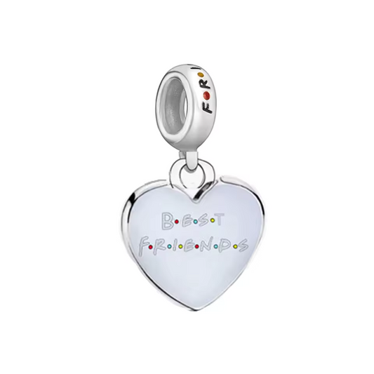 Ce charm pendentif en forme de coeur arbore l'inscription "Best Friends", un hommage parfait à l'amitié indéfectible qui unit les personnages de Friends. Avec son design élégant, ce pendentif est un moyen idéal de célébrer les liens qui nous rapprochent et de montrer à votre meilleur ami à quel point il compte pour vous.