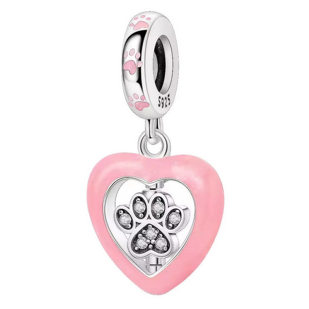 Affichez votre amour des animaux avec style grâce à ce charm pendentif Coeur Rose et Patte de Chien Cristaux Argentée ! Sa silhouette élégante et les pierres brillantes qui habillent chaque coussinet lui confèrent un éclat subtil et moderne. Parfait pour compléter un bracelet personnalisé ou offrir un clin d’œil tendre aux passionnés de chiens et de bijoux raffinés.