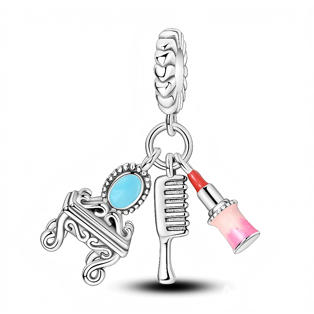 Ce charm pendentif en argent met en scène un mini univers de coiffeuse avec trois breloques détaillées : une coiffeuse ancienne finement ciselée surmontée d’un miroir oval turquoise, un peigne vertical et un rouge à lèvres rose dégradé. La bélière texturée de petits cœurs apporte une touche romantique, idéale pour représenter la passion de la coiffure, du maquillage et des moments de préparation devant le miroir.