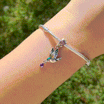Ajoutez une touche de grâce et de beauté naturelle à votre collection avec ce charm représentant un colibri en vol, orné de délicates pivoines. Fabriqué en argent sterling S925, ce charm allie élégance et finesse, capturant la légèreté et le charme du colibri ainsi que la beauté des pivoines.