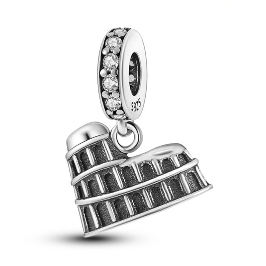 Capturez la grandeur de l'Empire romain avec ce charm représentant le Colisée de Rome. Fabriqué en argent 925, ce bijou célèbre l’histoire, l’architecture et la culture de l’une des sept merveilles du monde antique. Parfait pour les amateurs de voyages, d’histoire et d’art, ce charm rend hommage à l’héritage de la Rome éternelle et à son influence sur le monde moderne.
