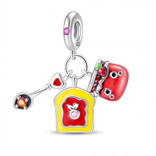 Pour un réveil tout en douceur et en couleur, craquez pour ce charm plein de fantaisie ! Réalisé en Argent 925 (S925), il rassemble une tartine émaillée jaune et rouge, un petit pot de confiture espiègle décoré de détails fruités, et une cuillère ornée d’un cœur et d’un cristal lumineux. Idéal pour ajouter une touche gourmande et joyeuse à un bracelet à charms ou célébrer le plaisir du petit déjeuner.