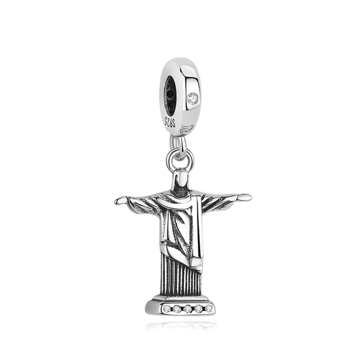 Ajoutez une icône mondiale à votre collection avec ce charm représentant le Corcovado et la célèbre statue du Christ Rédempteur. Fabriqué en argent 925, ce bijou évoque la majesté de cette merveille architecturale perchée au sommet de Rio de Janeiro. Symbole de foi, d’espoir et de paix, ce charm capture également l’âme vibrante et accueillante du Brésil, parfait pour les passionnés de voyages et d’histoire.