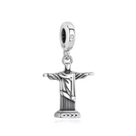 Ajoutez une icône mondiale à votre collection avec ce charm représentant le Corcovado et la célèbre statue du Christ Rédempteur. Fabriqué en argent 925, ce bijou évoque la majesté de cette merveille architecturale perchée au sommet de Rio de Janeiro. Symbole de foi, d’espoir et de paix, ce charm capture également l’âme vibrante et accueillante du Brésil, parfait pour les passionnés de voyages et d’histoire.