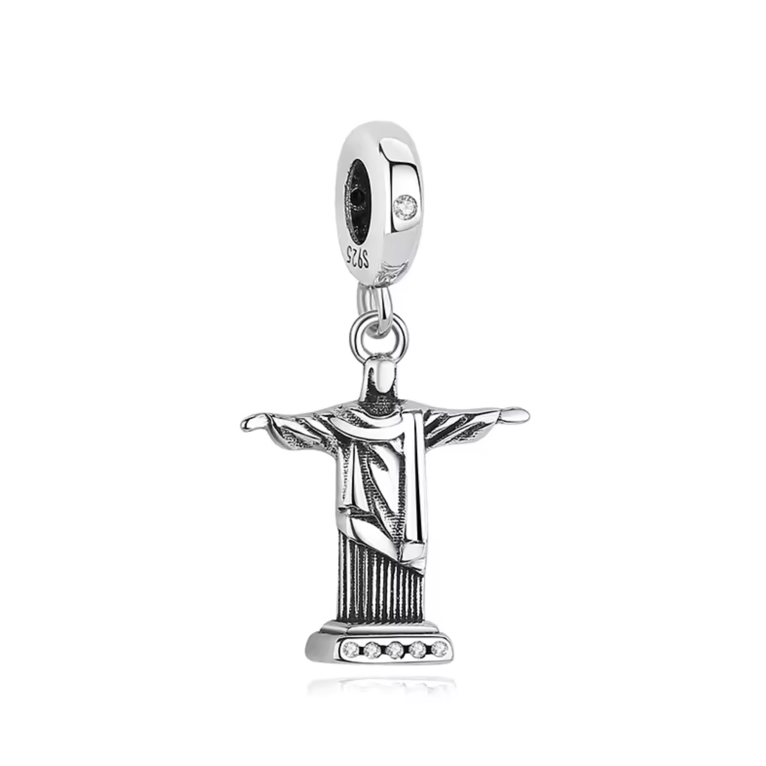 Ajoutez une icône mondiale à votre collection avec ce charm représentant le Corcovado et la célèbre statue du Christ Rédempteur. Fabriqué en argent 925, ce bijou évoque la majesté de cette merveille architecturale perchée au sommet de Rio de Janeiro. Symbole de foi, d’espoir et de paix, ce charm capture également l’âme vibrante et accueillante du Brésil, parfait pour les passionnés de voyages et d’histoire.