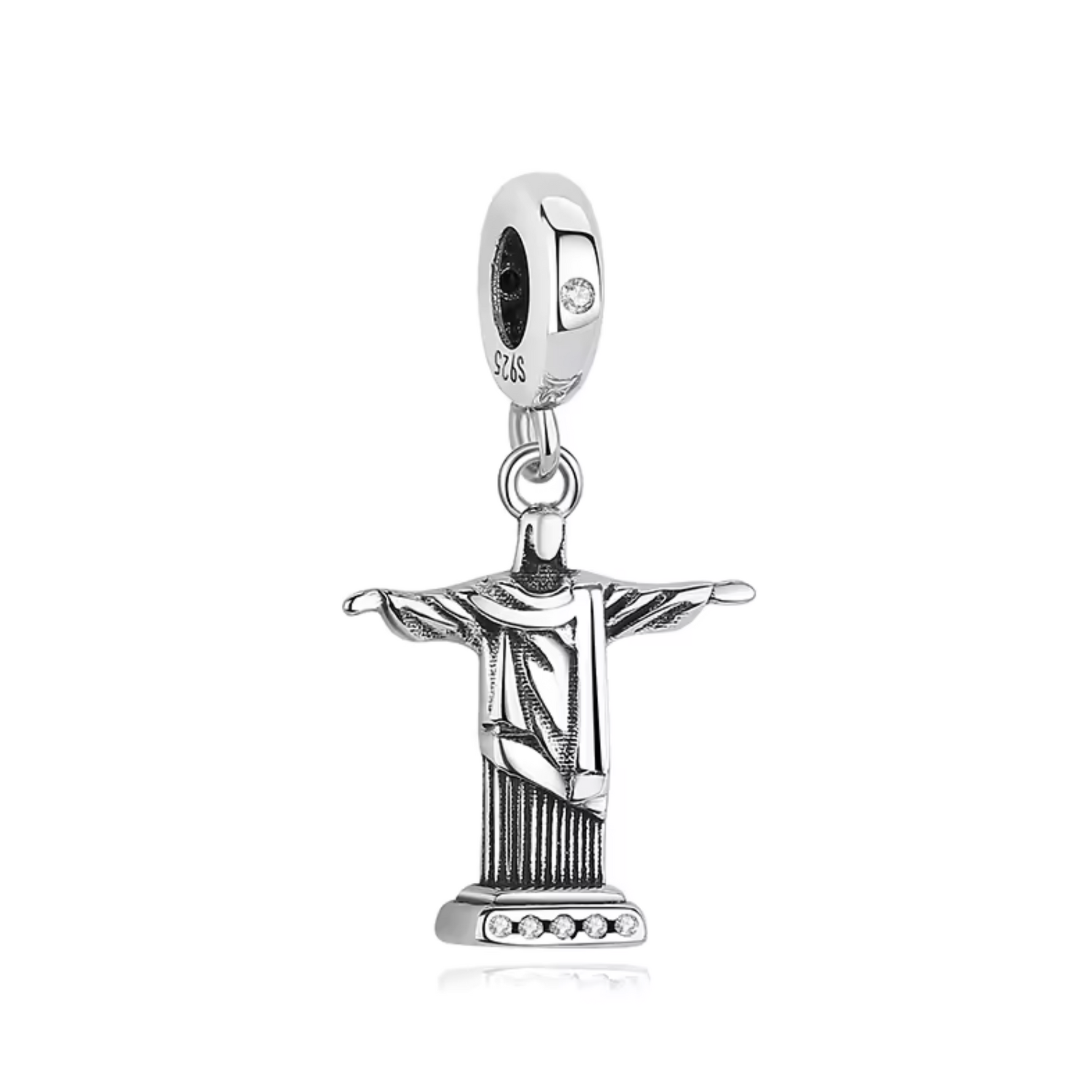 Ajoutez une icône mondiale à votre collection avec ce charm représentant le Corcovado et la célèbre statue du Christ Rédempteur. Fabriqué en argent 925, ce bijou évoque la majesté de cette merveille architecturale perchée au sommet de Rio de Janeiro. Symbole de foi, d’espoir et de paix, ce charm capture également l’âme vibrante et accueillante du Brésil, parfait pour les passionnés de voyages et d’histoire.