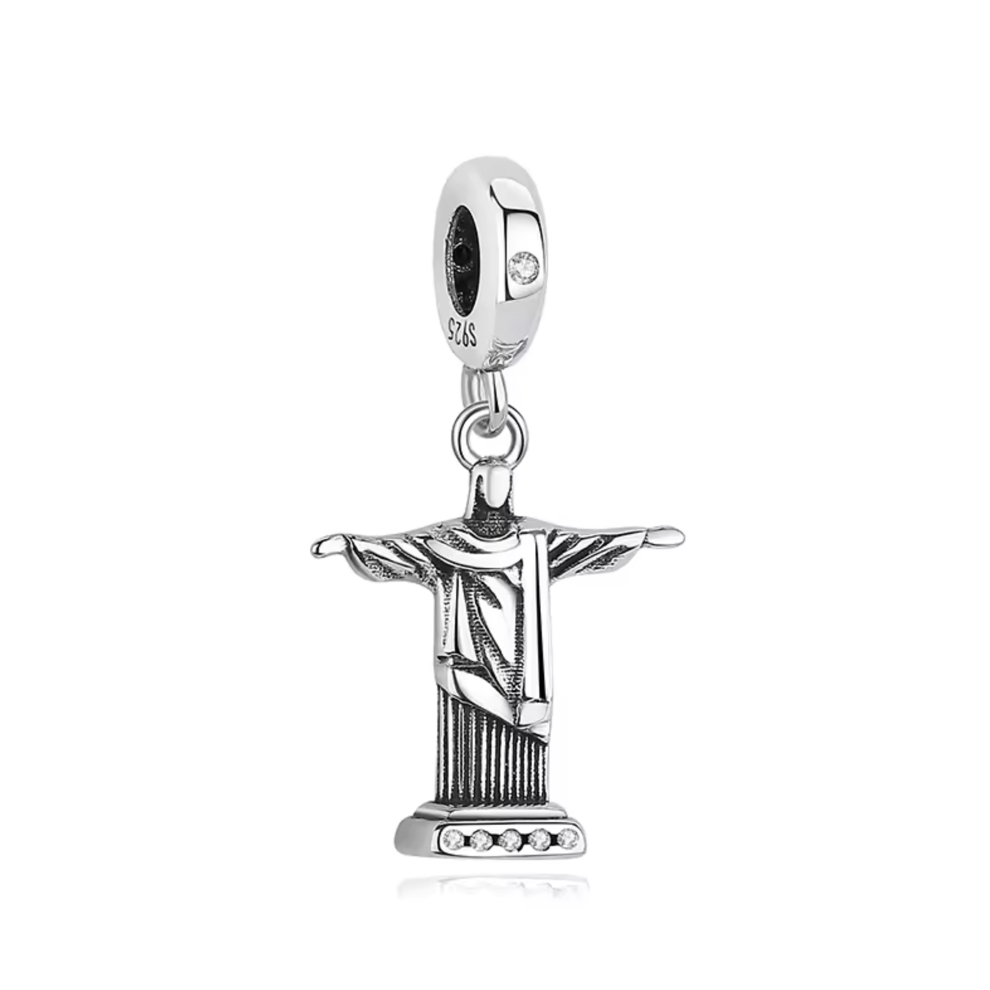 Ajoutez une icône mondiale à votre collection avec ce charm représentant le Corcovado et la célèbre statue du Christ Rédempteur. Fabriqué en argent 925, ce bijou évoque la majesté de cette merveille architecturale perchée au sommet de Rio de Janeiro. Symbole de foi, d’espoir et de paix, ce charm capture également l’âme vibrante et accueillante du Brésil, parfait pour les passionnés de voyages et d’histoire.