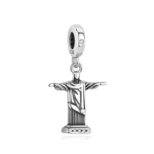 Ajoutez une icône mondiale à votre collection avec ce charm représentant le Corcovado et la célèbre statue du Christ Rédempteur. Fabriqué en argent 925, ce bijou évoque la majesté de cette merveille architecturale perchée au sommet de Rio de Janeiro. Symbole de foi, d’espoir et de paix, ce charm capture également l’âme vibrante et accueillante du Brésil, parfait pour les passionnés de voyages et d’histoire.