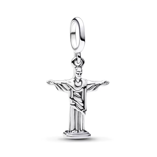 Emportez un symbole emblématique du Brésil avec ce charm représentant le Corcovado en version argentée. Fidèle silhouette du Christ Rédempteur qui surplombe Rio de Janeiro, ce bijou incarne la foi, la paix et l’ouverture au monde. Finement travaillé, il est parfait pour orner un bracelet ou un collier avec une touche culturelle et spirituelle pleine de sens.