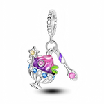 Ce charm pendentif en argent représente une coupe de glace féerique remplie d’une crème tourbillonnante rose et violette, décorée d’une étoile jaune et de petites feuilles vertes, le tout ceinturé de cristaux bleus et clairs. Une cuillère assortie, violette et argentée, ornée d’un cristal rose, pend à côté de la coupe, tandis que la bélière texturée façon maillons ajoute une touche raffinée.