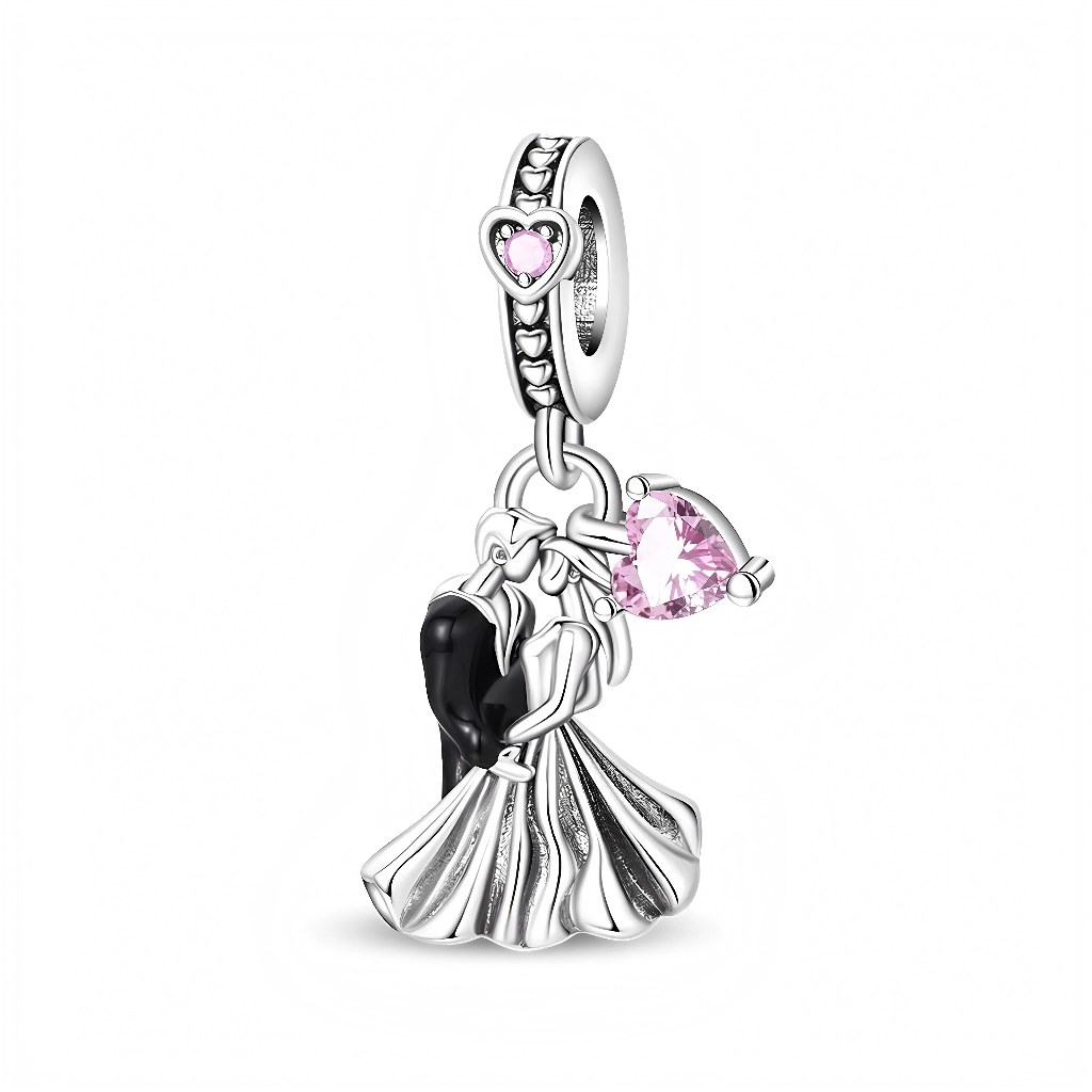 Ce charm pendant en argent 925 met en scène un couple enlacé en pleine danse, la robe de la danseuse sculptée en larges plis fluides et rehaussée d’un contraste d’émail noir. Au-dessus d’eux, un cœur facetté rose en forme de pierre triangulaire semble flotter, tandis que la bélière est décorée d’une rangée de petits cœurs et d’un cœur ajouré serti d’un cristal rose.

Caractéristiques :

-Matière : Argent 925 avec émail noir et zirconias roses.
-Design : Couple de danseurs en mouvement accompagné d’un cœur r