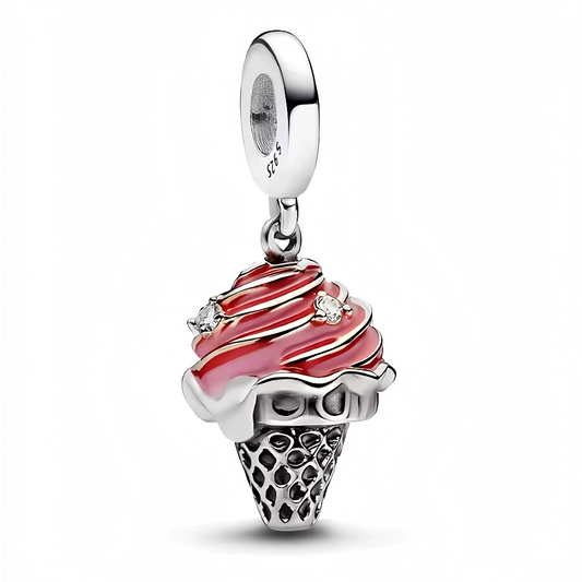 Ajoutez une note sucrée et estivale à votre collection avec ce charm pendentif en argent 925 représentant une crème glacée cornet, décorée d’un glaçage rose émaillé. Avec son design gourmand et pétillant, ce bijou apporte fraîcheur, fantaisie et une touche de légèreté à vos looks. Parfait pour les amatrices de bijoux originaux et pleins de bonne humeur !