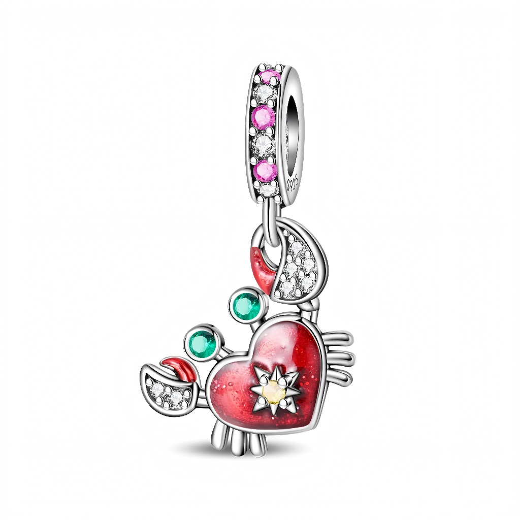 Ce charm pendant en argent 925 représente un adorable crabe dont la carapace prend la forme d’un coeur rouge émaillé, orné au centre d’une petite étoile sertie d’un cristal jaune. Ses pinces et ses yeux sont soulignés de strass blancs et de pierres vert émeraude, tandis que la bélière pavée d’oxydes de zirconium roses et blancs apporte une touche encore plus précieuse.

Caractéristiques :

-Matière : Argent 925 avec émail rouge et cristaux multicolores.
-Design : Crabe stylisé avec coeur en guise de carapac