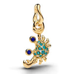 Apporte une touche originale et éclatante à ton bracelet avec ce charm crabe doré. Son design travaillé, orné de pierres bleu turquoise et de détails scintillants, évoque la mer, l’aventure et le caractère unique des bijoux inspirés du monde marin. Un charm raffiné et plein de personnalité, parfait pour celles et ceux qui aiment les pièces singulières.

Caractéristiques :

-&nbsp;Matière : Argent 925 doré.
-&nbsp;Design : Crabe doré avec pierres bleues et détails brillants.
-&nbsp;Dimensions : Taille délica