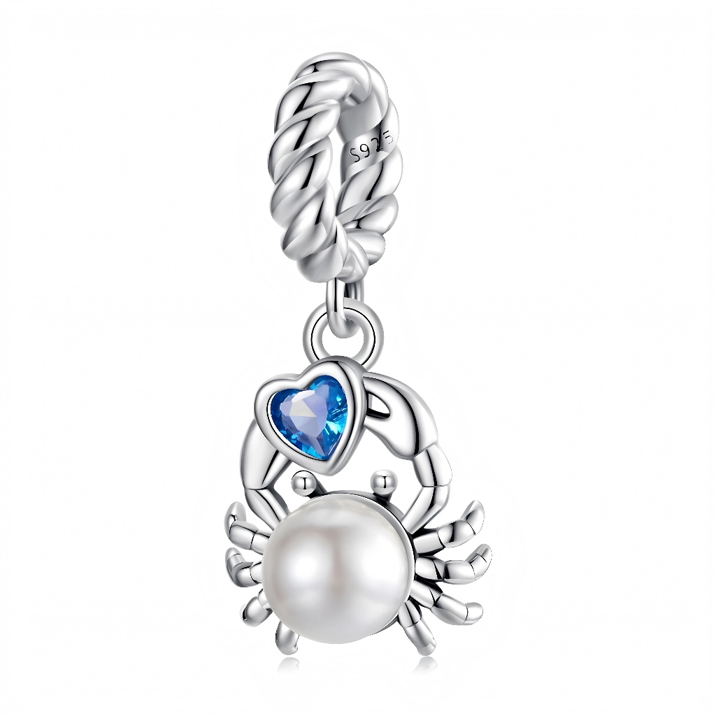 Le crabe en argent 925 entoure une grande perle blanche centrale qui symbolise un trésor marin, tandis qu’un cristal en forme de cœur bleu est serti au‑dessus de sa carapace pour rappeler la couleur de l’océan. La bélière torsadée style corde nautique porte le poinçon S925 et renforce l’inspiration bord de mer, tout en offrant une attache compatible avec la plupart des bracelets à charms. Ce motif convient particulièrement aux amoureux de la mer ou aux natifs du signe du Cancer, souvent représenté par un cr