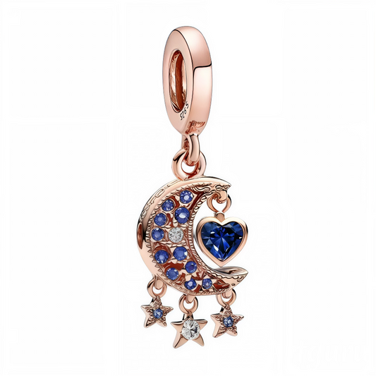 Illuminez votre collection avec ce charm pendentif en argent 925, représentant un croissant de lune délicat orné d’un cœur bleu brillant en son centre. Trois étoiles pendantes ajoutent une touche poétique et féerique à ce bijou élégant, symbole de rêve, de mystère et de douceur céleste. Parfait pour celles qui aiment les accessoires raffinés et chargés de symboles.