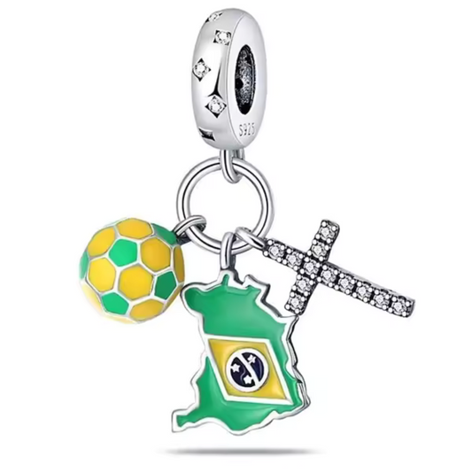 Célébrez la passion du football et la foi avec ce charm unique représentant une croix, un ballon de football et le drapeau du Brésil. Fabriqué en argent 925, ce bijou incarne l'esprit de ce pays, où la religion et le sport unissent les cœurs avec ferveur. Parfait pour les amateurs de football, les voyageurs et les passionnés de la culture brésilienne, ce charm est un symbole de dévotion, d'unité et d'énergie vibrante.