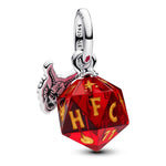 Charm dé rouge inspiré des dés de JDR et des univers fantastiques sombres, parfait pour les fans de jeux de rôle, de séries fantastiques ou d’esthétique “hellfire club”. Le contraste entre le rouge translucide et les détails dorés crée un effet très voyant et geek.