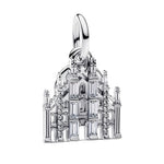 Charm pendentif raffiné représentant le Dôme de Milan, avec un design architectural finement détaillé et des lignes élégantes. Son style raffiné et intemporel en fait un bijou original, parfait pour les amateurs de voyage, d’art et de monuments emblématiques.

Caractéristiques :

- Matière : Argent 925.
- Design : Dôme de Milan avec détails architecturaux précis
- Style : Voyage, culturel et élégant.
- Symbolique : Milan, patrimoine, art et découverte.
- Compatibilité : Charm pendentif compatible avec brace
