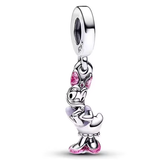 Ajoutez une touche de grâce et de glamour avec le Charm - Daisy, en argent sterling S925. Ce charm représente la charmante Daisy Duck, toujours élégante avec son sourire malicieux et sa personnalité pétillante. Parfait pour les fans de Disney, ce charm apportera une note de féminité et de caractère à votre bracelet.