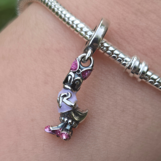 Ajoutez une touche de grâce et de glamour avec le Charm - Daisy, en argent sterling S925. Ce charm représente la charmante Daisy Duck, toujours élégante avec son sourire malicieux et sa personnalité pétillante. Parfait pour les fans de Disney, ce charm apportera une note de féminité et de caractère à votre bracelet.