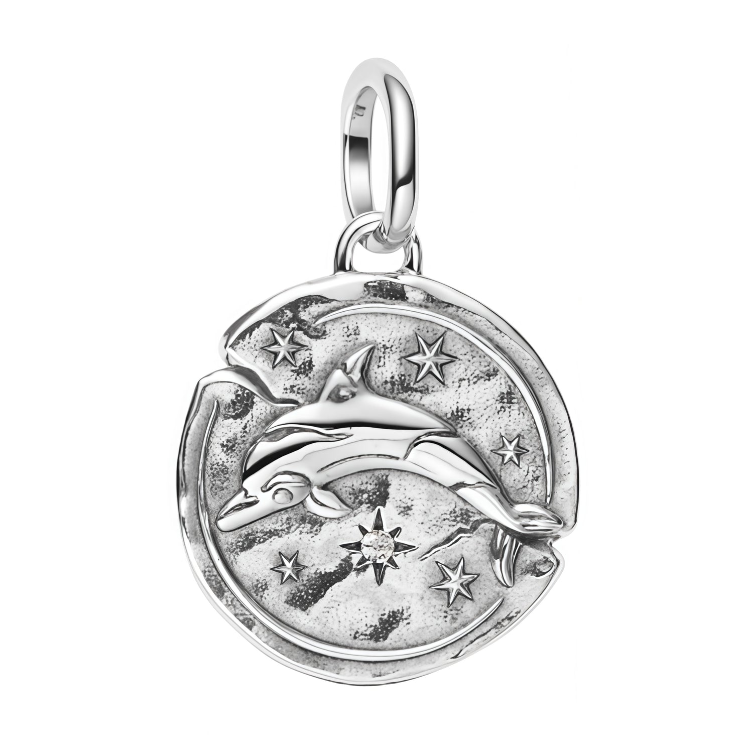 Charm pendentif élégant représentant un dauphin nageant dans un décor céleste, avec des étoiles gravées et une finition argentée raffinée. Son design poétique et harmonieux apporte une touche marine et lumineuse à votre bracelet.

Caractéristiques :

- Matière : Argent 925.
- Design : Dauphin stylisé avec motifs d’étoiles et finition texturée.
- Style : Marin, élégant et apaisant.
- Symbolique : Liberté, joie, harmonie et énergie positive.
- Compatibilité : Charm pendentif compatible avec bracelets et colli