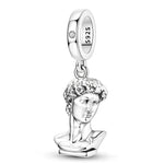 Charm pendentif élégant représentant le célèbre David, inspiré de la sculpture emblématique de Michel-Ange. Finement travaillé en argent 925, ce pendentif reproduit les traits sculpturaux et les détails raffinés de cette œuvre mythique, pour un bijou au style artistique et intemporel.

Caractéristiques :

- Matière : Argent 925.
- Design : Buste de David inspiré de la célèbre sculpture de Michel-Ange.
- Style : Artistique, classique, élégant et intemporel.
- Symbolique : Force, courage, beauté, confiance et