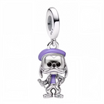 Ce charm capture&nbsp;l’énergie décalée de Dingo&nbsp;prêt à monter&nbsp;sur scène. La&nbsp;figurine affiche&nbsp;une casquette&nbsp;lavande, un blouson stylé et&nbsp;un micro finement ciselé,&nbsp;tandis que les&nbsp;finitions miroir&nbsp;soulignent son&nbsp;sourire et ses&nbsp;grandes oreilles. Parfait pour&nbsp;un thème musique, concert ou personnages&nbsp;Disney, il apporte&nbsp;humour, nostalgie et bonne humeur&nbsp;à chaque