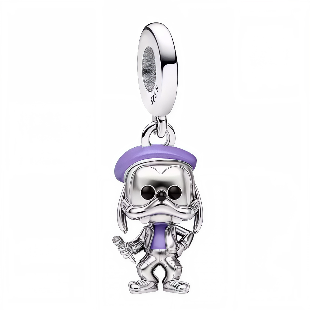Ce charm capture&nbsp;l’énergie décalée de Dingo&nbsp;prêt à monter&nbsp;sur scène. La&nbsp;figurine affiche&nbsp;une casquette&nbsp;lavande, un blouson stylé et&nbsp;un micro finement ciselé,&nbsp;tandis que les&nbsp;finitions miroir&nbsp;soulignent son&nbsp;sourire et ses&nbsp;grandes oreilles. Parfait pour&nbsp;un thème musique, concert ou personnages&nbsp;Disney, il apporte&nbsp;humour, nostalgie et bonne humeur&nbsp;à chaque
