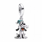Apportez une touche d’humour et de nostalgie à votre collection avec ce charm pendentif en argent 925 représentant Dingo assis, un os dans la bouche. Fidèle à son esprit maladroit et attachant, ce bijou capture toute l’essence du célèbre compagnon de Mickey avec une finition pleine de charme. Un accessoire idéal pour les fans de Disney à la recherche d’un bijou ludique et unique.