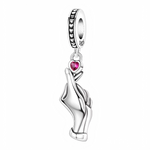 Ce charm pendentif en argent 925 représente une main faisant le geste de la promesse (pinky promise), avec un petit cœur rouge vif suspendu au bout du petit doigt pour symboliser l'amour fidèle et les engagements sincères. Suspendu à une bélière texturée avec motifs cœurs et gravée « S925 », il ajoute une touche personnelle et émouvante.

Caractéristiques :

Matière : Argent 925 (S925)
Design : Main stylisée en geste pinky promise, ornée d'un cœur rouge pendatif et d'une bélière décorée de cœurs gravés.
Sty