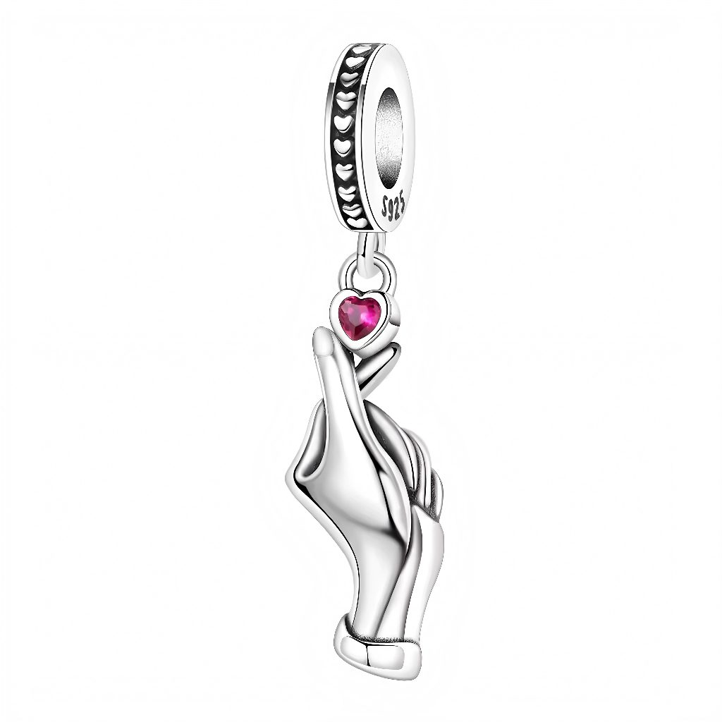 Ce charm pendentif en argent 925 représente une main faisant le geste de la promesse (pinky promise), avec un petit cœur rouge vif suspendu au bout du petit doigt pour symboliser l'amour fidèle et les engagements sincères. Suspendu à une bélière texturée avec motifs cœurs et gravée « S925 », il ajoute une touche personnelle et émouvante.

Caractéristiques :

Matière : Argent 925 (S925)
Design : Main stylisée en geste pinky promise, ornée d'un cœur rouge pendatif et d'une bélière décorée de cœurs gravés.
Sty