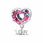 Ce charm pendentif en argent 925 représente un donut en forme de cœur, recouvert d’un émail rose marbré au centre évidé en petit cœur, décoré d’étoiles argentées et de petites pierres colorées façon bonbons. Un petit mot « LOVE » en lettres argentées est suspendu au bas du charm pour une touche romantique et ludique.