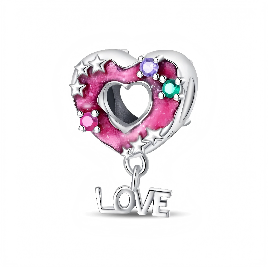 Ce charm pendentif en argent 925 représente un donut en forme de cœur, recouvert d’un émail rose marbré au centre évidé en petit cœur, décoré d’étoiles argentées et de petites pierres colorées façon bonbons. Un petit mot « LOVE » en lettres argentées est suspendu au bas du charm pour une touche romantique et ludique.