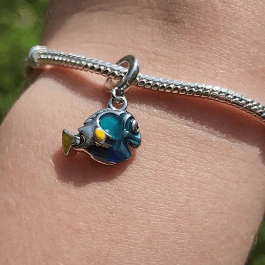 Plongez dans l'univers sous-marin avec le Charm - Dory, inspiré du célèbre personnage de Pixar. Ce charm en argent sterling S925 représente la sympathique et inoubliable Dory, avec ses couleurs bleues et jaunes éclatantes. Idéal pour les amateurs de "Le Monde de Nemo" et "Le Monde de Dory", ce charm apportera une touche amusante et colorée à votre bracelet.