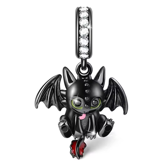 Ajoutez une touche de mystère et de puissance à votre collection avec ce charm en forme de dragon noir. Fabriqué en argent sterling 925, ce charm de haute qualité est compatible avec tous les bracelets Pandora, vous permettant d'incorporer un symbole de force et de légende à votre bijou préféré. Parfait pour les amateurs de mythologie et de créatures fantastiques, ce charm capture l'élégance féroce d'un dragon noir avec des détails finement sculptés, ajoutant une note audacieuse et majestueuse à votre brace