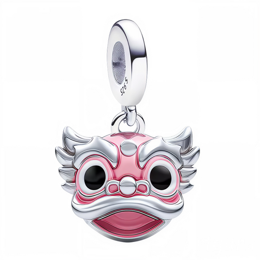 Célébrez la puissance et la tradition avec ce charm pendentif en argent 925 représentant une tête de dragon inspirée des festivités du Nouvel An chinois. Symbole de force, de chance et de protection, ce bijou majestueux séduit par ses détails finement sculptés et son allure impressionnante. Un accessoire unique pour celles et ceux qui aiment les pièces symboliques et chargées de sens culturel.