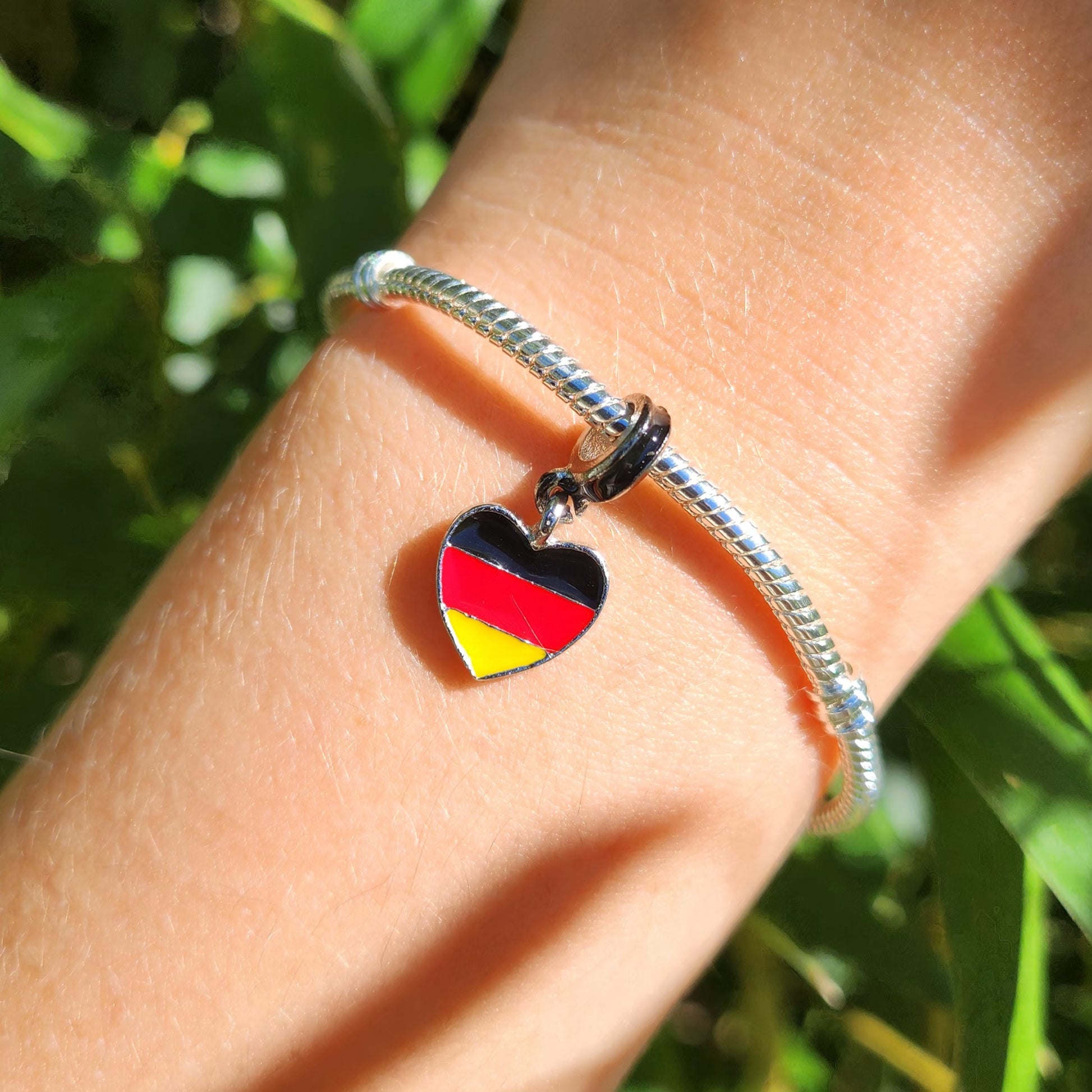 Exprimez votre amour pour le monde avec ces Charm pendentif drapeau en forme de cœur, en argent sterling S925. Disponible pour 14 pays, ce charm unique combine la forme d’un cœur avec les drapeaux emblématiques de votre pays favori. Célébrez vos origines, vos voyages ou un lieu spécial dans votre cœur avec ce charm élégant, parfait pour ajouter une touche personnelle et patriotique à votre collection.

Chaque pays est représenté avec soin et précision, faisant de ce charm un choix idéal pour les amateurs de