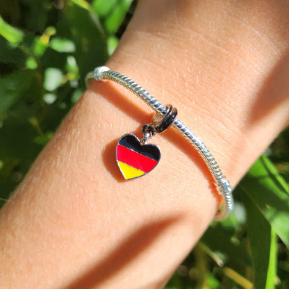 Exprimez votre amour pour le monde avec ces Charm pendentif drapeau en forme de cœur, en argent sterling S925. Disponible pour 14 pays, ce charm unique combine la forme d’un cœur avec les drapeaux emblématiques de votre pays favori. Célébrez vos origines, vos voyages ou un lieu spécial dans votre cœur avec ce charm élégant, parfait pour ajouter une touche personnelle et patriotique à votre collection.

Chaque pays est représenté avec soin et précision, faisant de ce charm un choix idéal pour les amateurs de