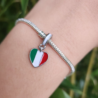 Exprimez votre amour pour le monde avec ces Charm pendentif drapeau en forme de cœur, en argent sterling S925. Disponible pour 14 pays, ce charm unique combine la forme d’un cœur avec les drapeaux emblématiques de votre pays favori. Célébrez vos origines, vos voyages ou un lieu spécial dans votre cœur avec ce charm élégant, parfait pour ajouter une touche personnelle et patriotique à votre collection.

Chaque pays est représenté avec soin et précision, faisant de ce charm un choix idéal pour les amateurs de