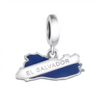 Honorez le pays des volcans avec ce charm drapeau d’El Salvador en argent sterling 925, enrobé d’un émail bleu ciel intense et inscription EL SALVADOR en lettres tropicales. La carte compacte du plus petit pays d’Amérique centrale, avec bélière ronde lisse, balance harmonieusement sur les bracelets Pandora pour un bijou de fierté centraméricaine. Poinçonné S925, sans nickel et surf-résistant, ce charm évoque pupusas, plages du Pacifique et résilience. Idéal pour familles salvadoriennes ou backpackers en quê