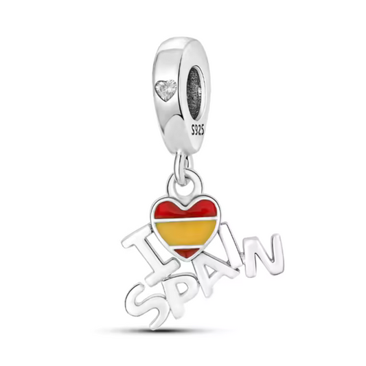 Exprimez votre amour pour l'Espagne avec ce charm pendentif élégant et coloré. En argent S925, il présente un drapeau espagnol minutieusement émaillé en rouge et jaune, avec l'inscription "I Love Spain" gravée pour une touche supplémentaire de fierté nationale. Ce charm est parfait pour compléter votre bracelet avec une pièce représentant votre attachement à l’Espagne.