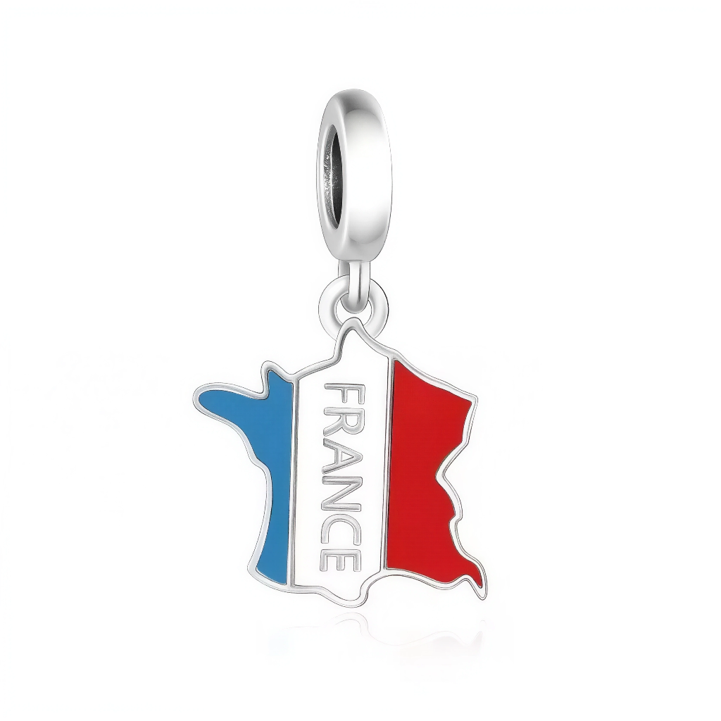 Vive la France avec ce charm drapeau tricolore en argent sterling 925, vibrant de bleu-blanc-rouge émaillé et inscription FRANCE en lettres républicaines. La silhouette hexagonale classique, avec bélière ronde lisse, pend élégamment sur les bracelets Pandora pour un bijou patriotique chic. Poinçonné S925, sans nickel et tour Eiffel-proof, ce charm chante Marianne, baguette et Tour de France. Idéal pour 14 juillet, JO ou expatriés fiers.

